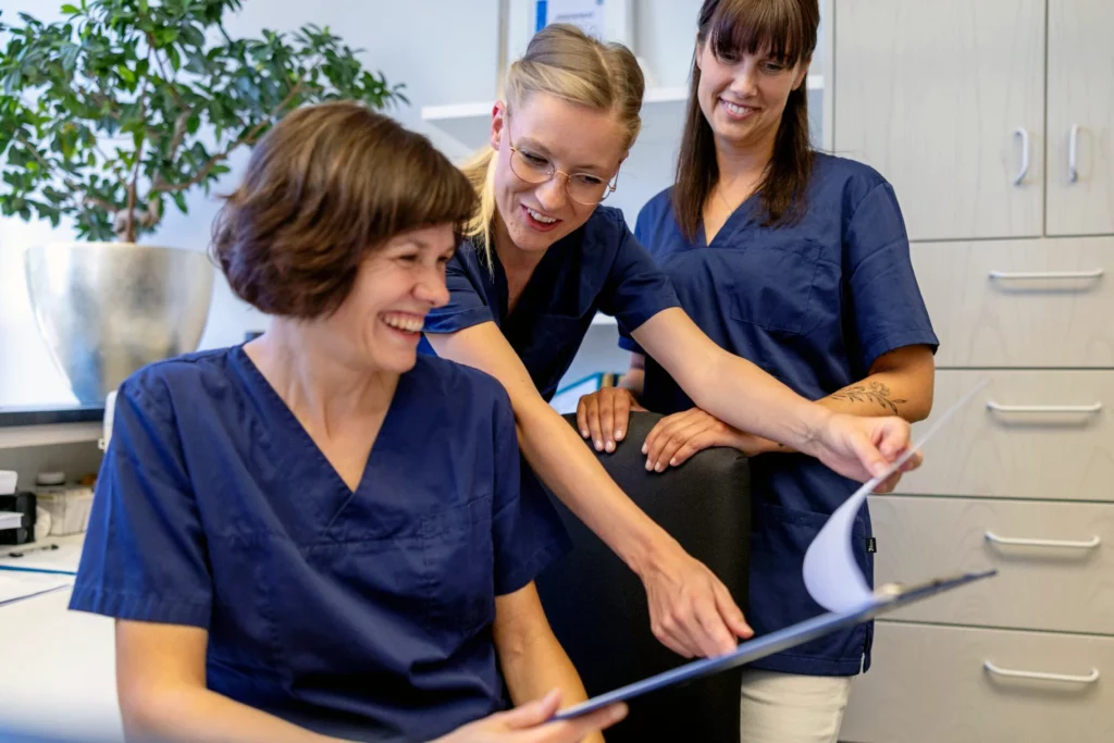 Drei ZFAs im Bereich der Anmeldung der Zahnarztpraxis in Gössenheim